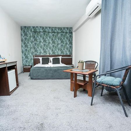 Family Hotel Central Shumen Bagian luar foto