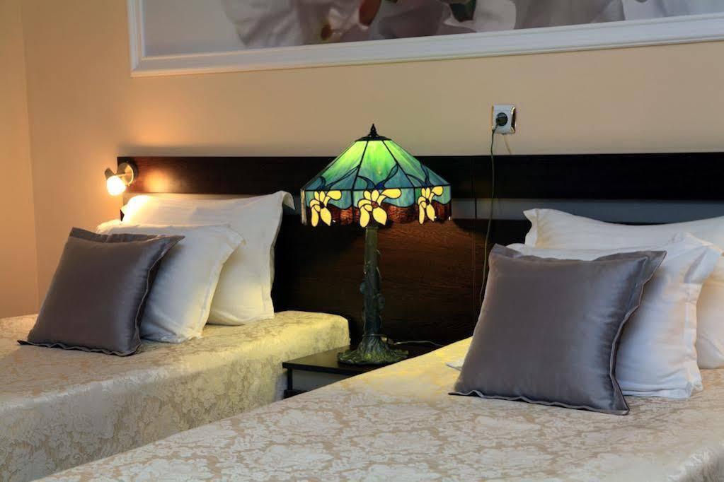 Family Hotel Central Shumen Bagian luar foto