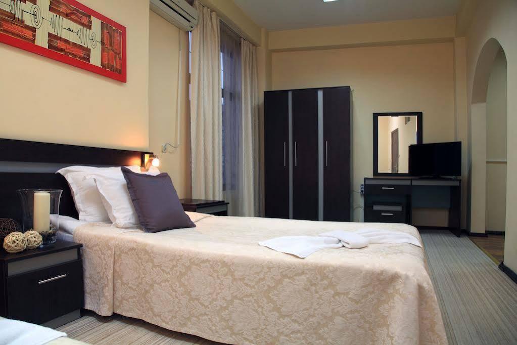 Family Hotel Central Shumen Bagian luar foto