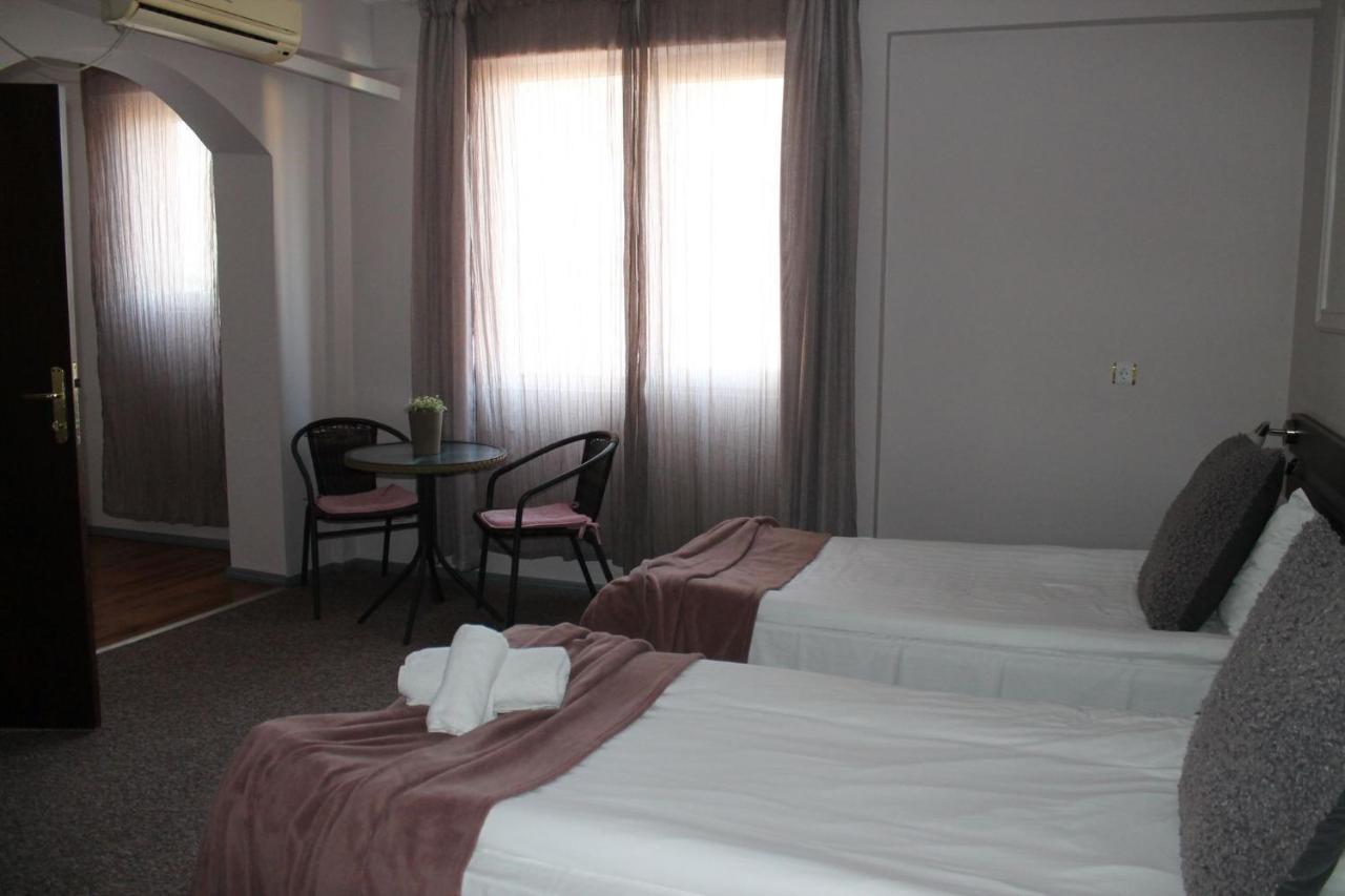 Family Hotel Central Shumen Bagian luar foto
