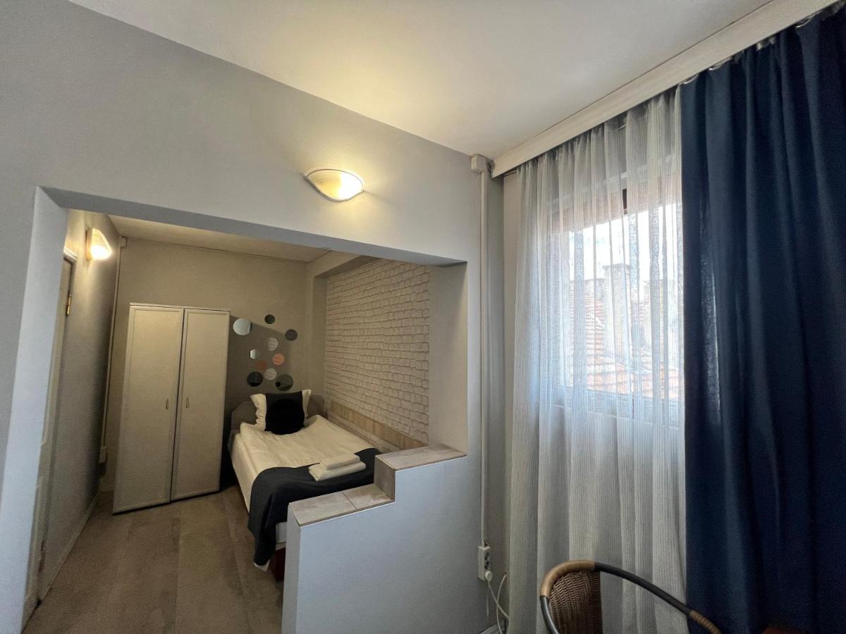Family Hotel Central Shumen Bagian luar foto