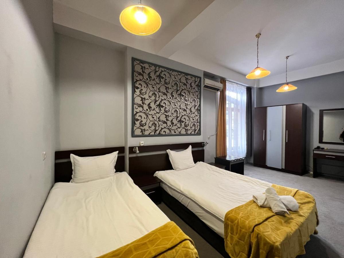 Family Hotel Central Shumen Bagian luar foto