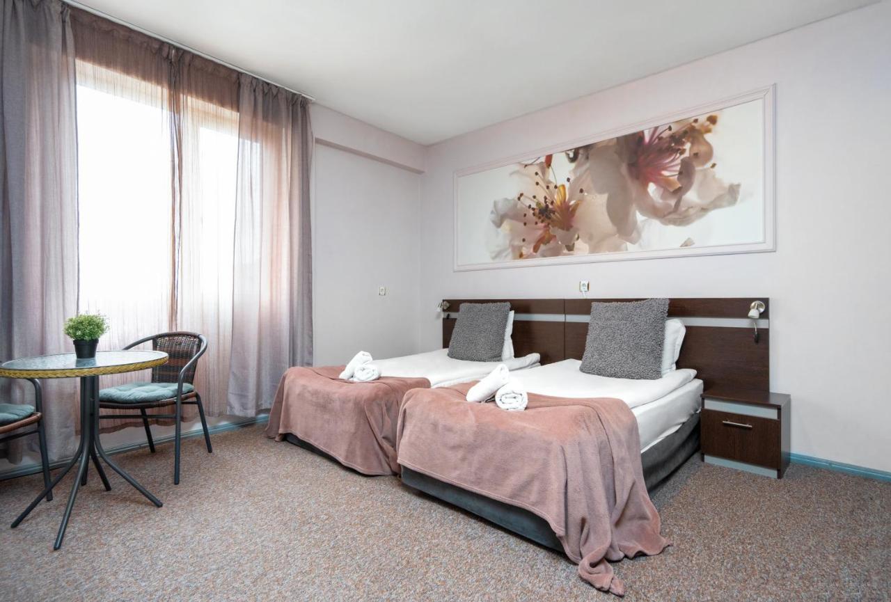 Family Hotel Central Shumen Bagian luar foto
