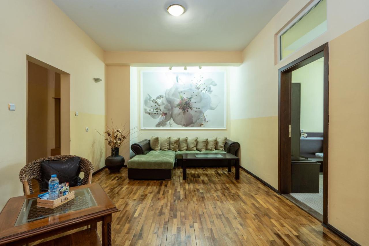 Family Hotel Central Shumen Bagian luar foto