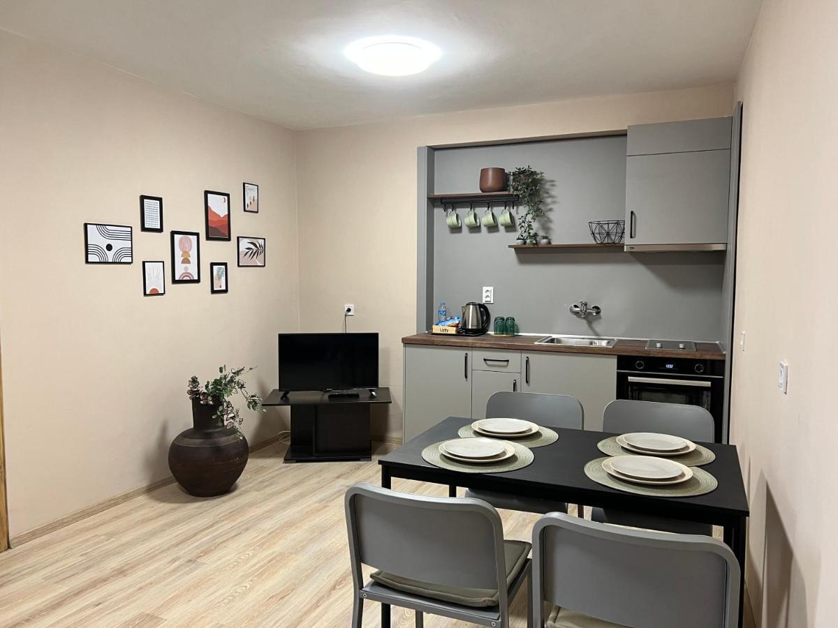 Family Hotel Central Shumen Bagian luar foto