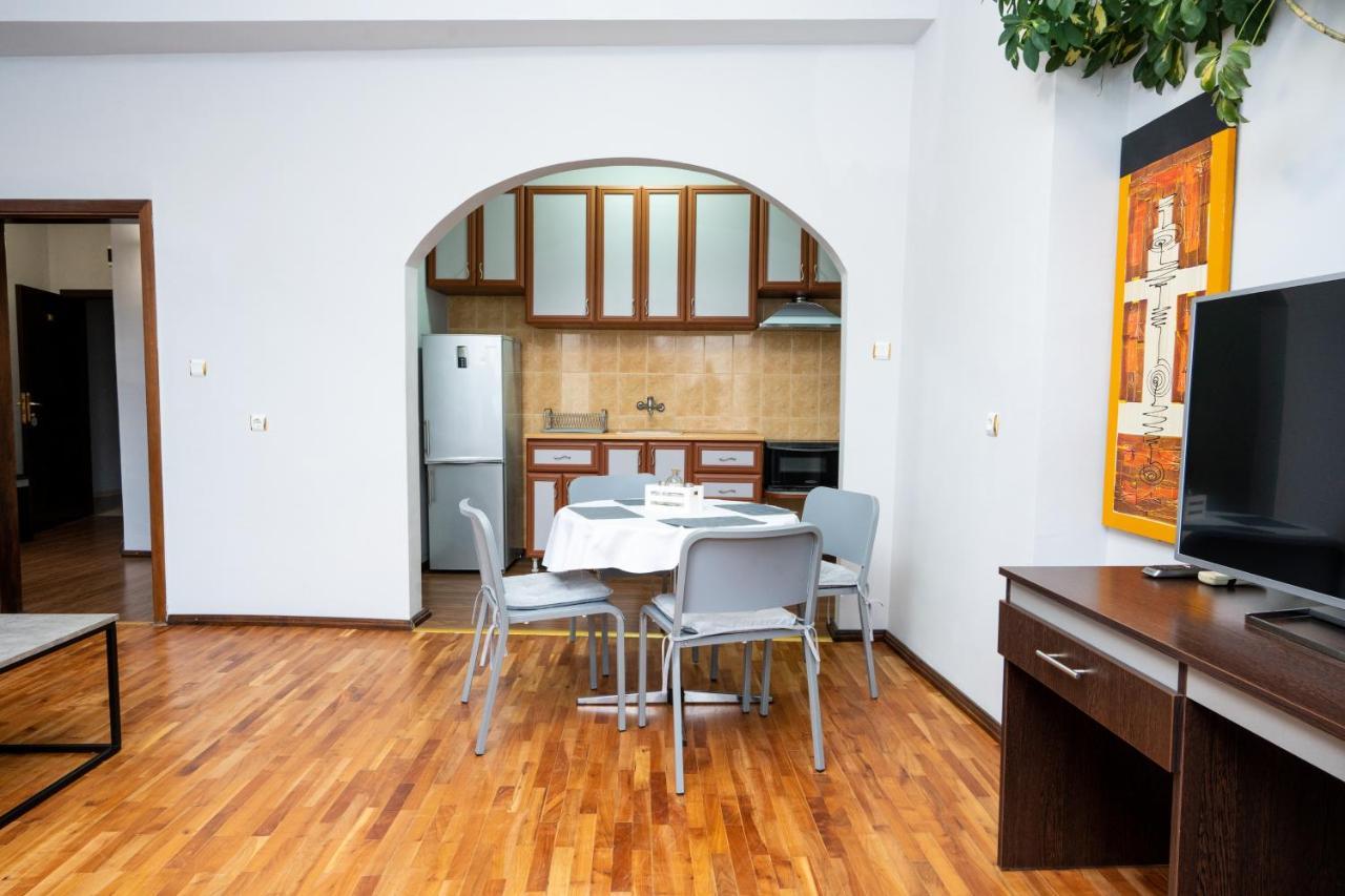 Family Hotel Central Shumen Bagian luar foto
