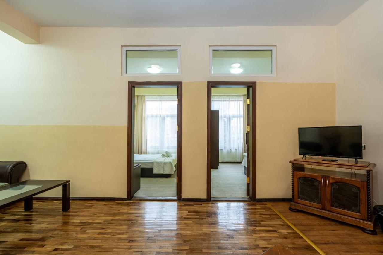 Family Hotel Central Shumen Bagian luar foto