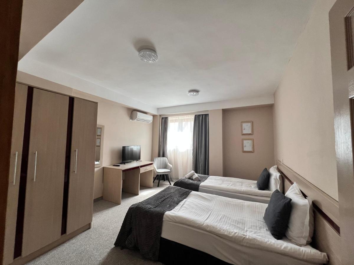 Family Hotel Central Shumen Bagian luar foto