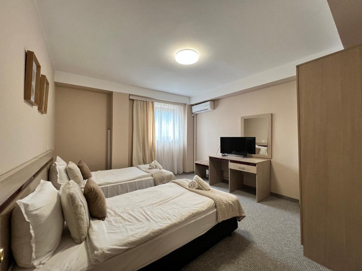 Family Hotel Central Shumen Bagian luar foto