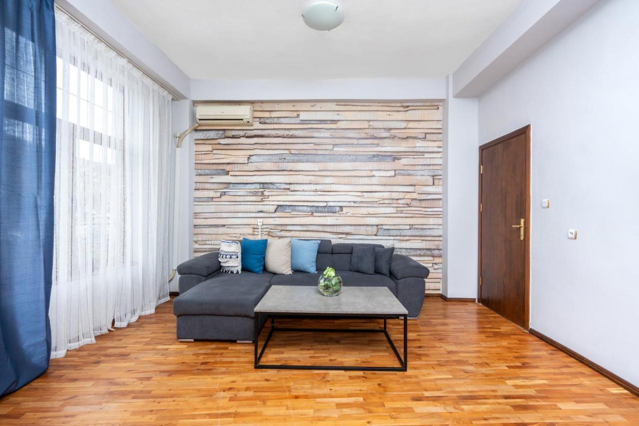 Family Hotel Central Shumen Bagian luar foto