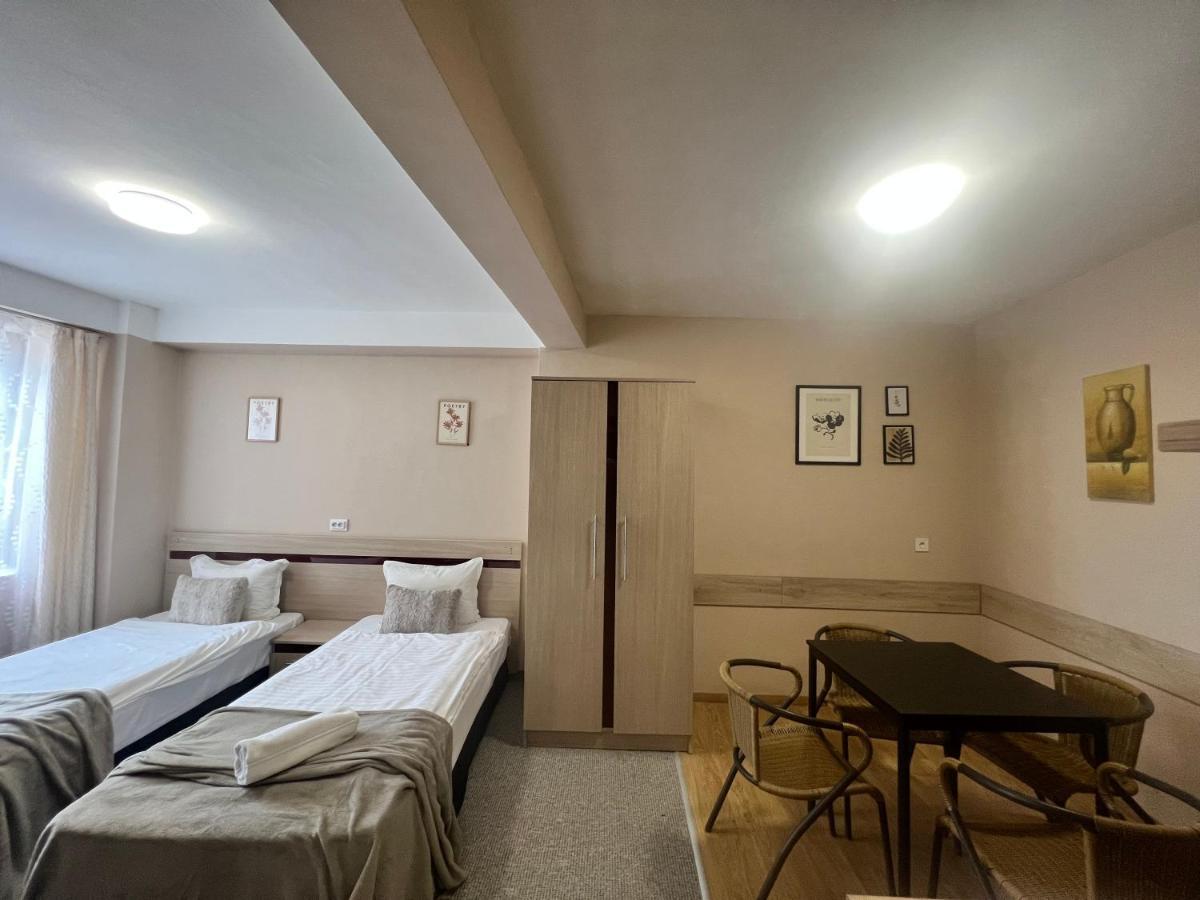 Family Hotel Central Shumen Bagian luar foto