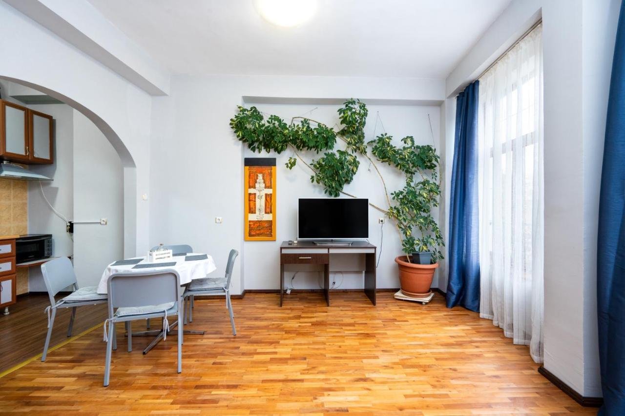 Family Hotel Central Shumen Bagian luar foto