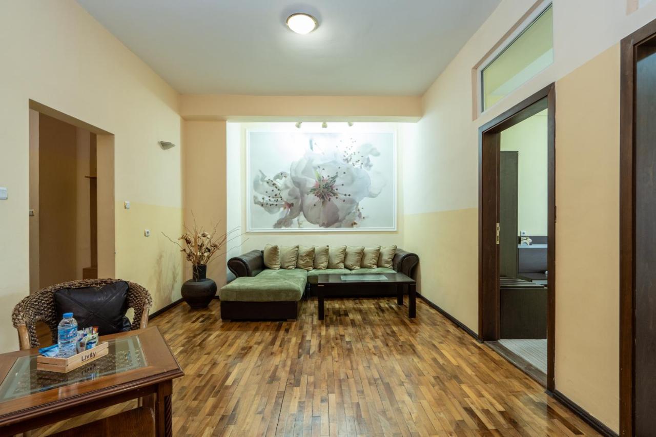 Family Hotel Central Shumen Bagian luar foto