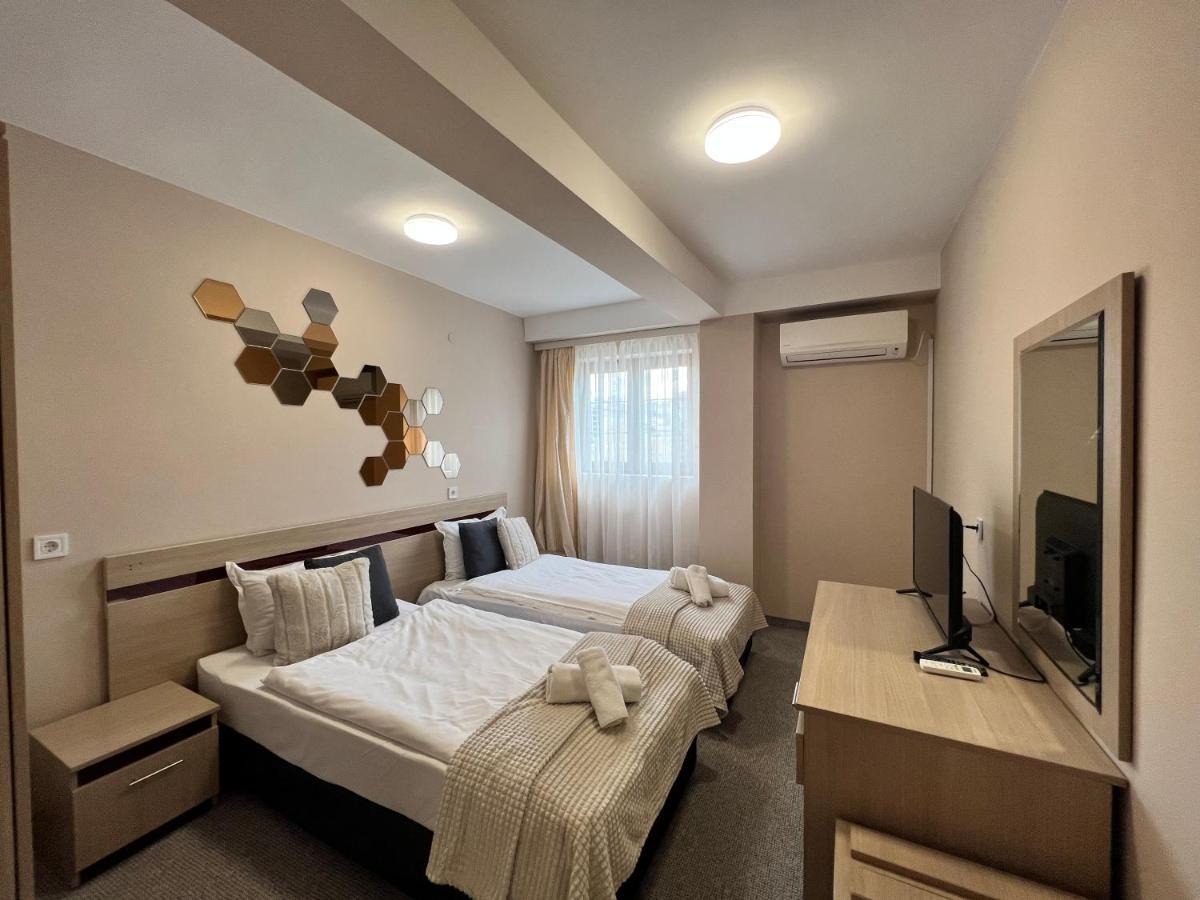 Family Hotel Central Shumen Bagian luar foto