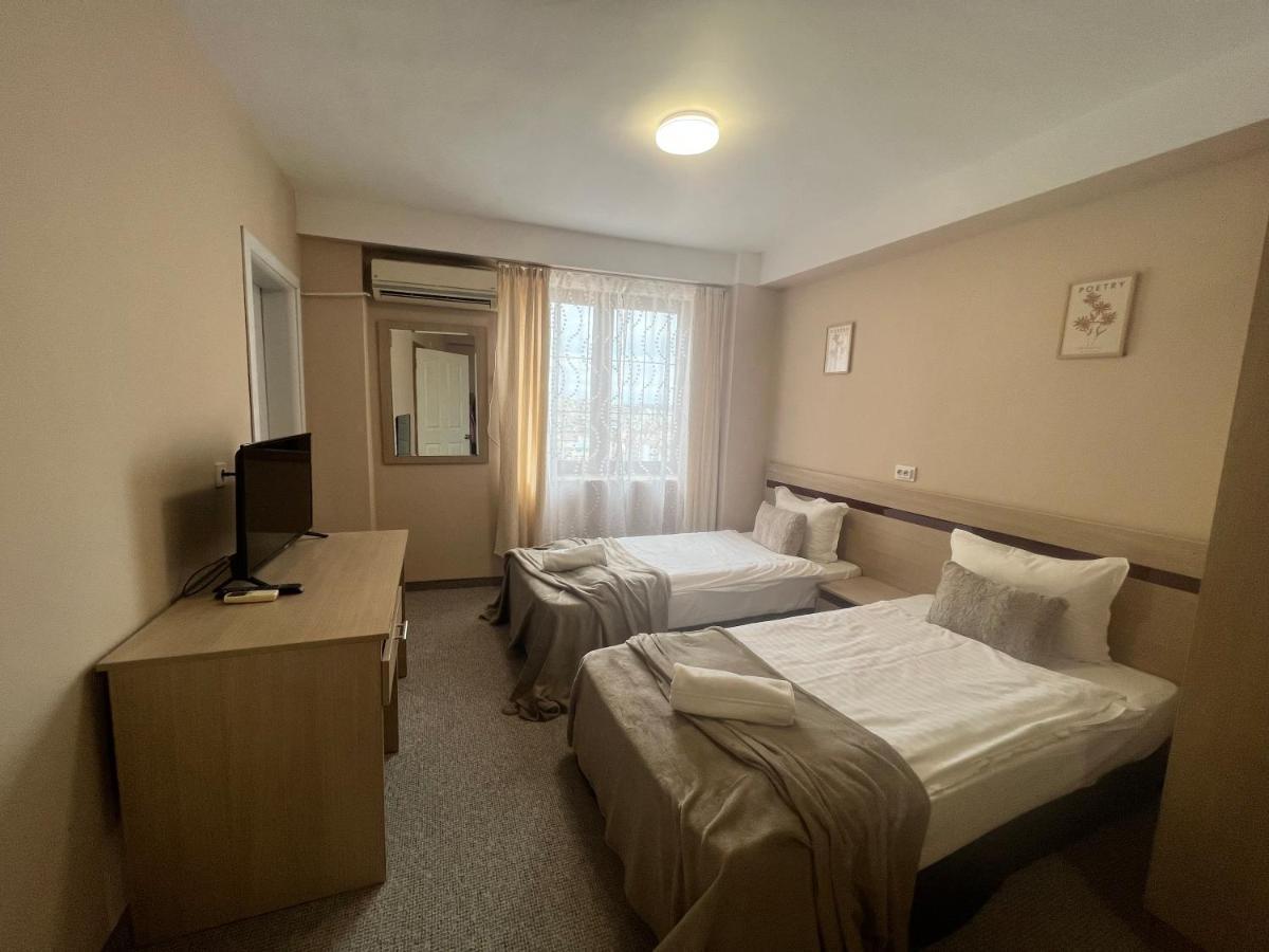 Family Hotel Central Shumen Bagian luar foto