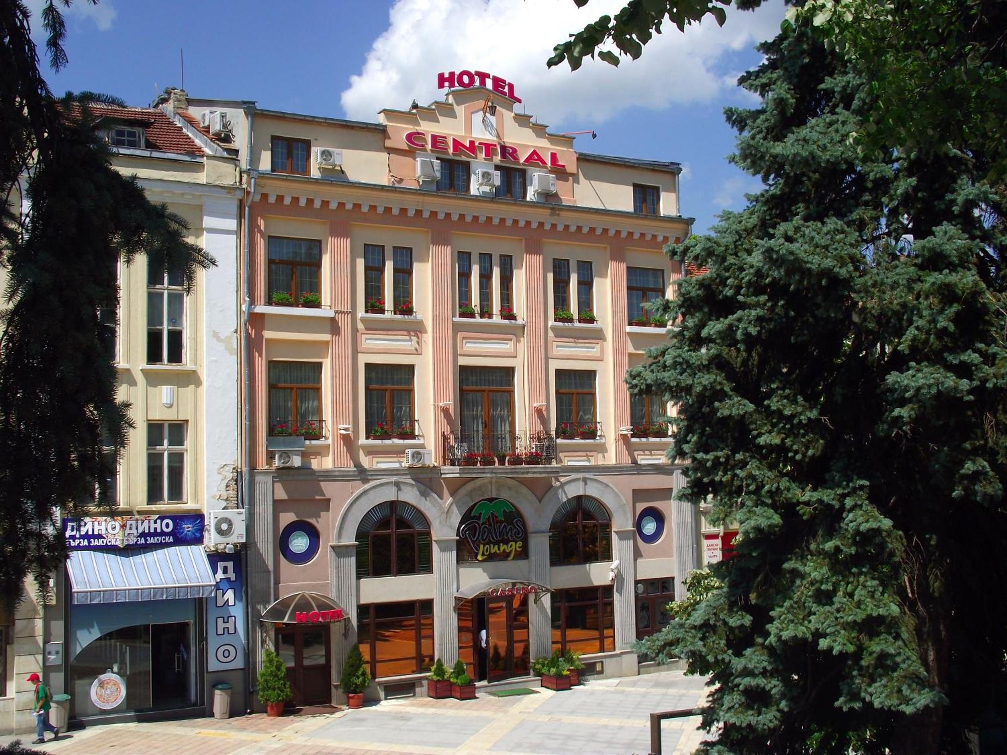 Family Hotel Central Shumen Bagian luar foto
