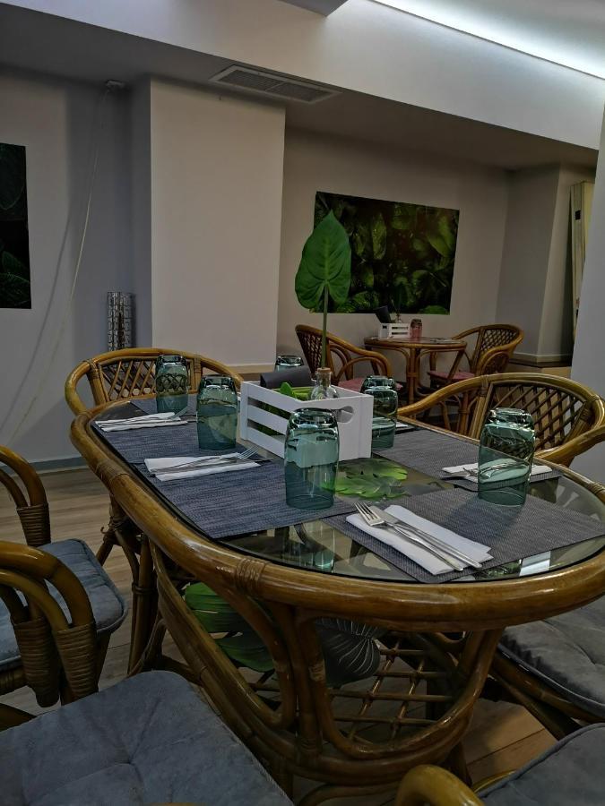 Family Hotel Central Shumen Bagian luar foto